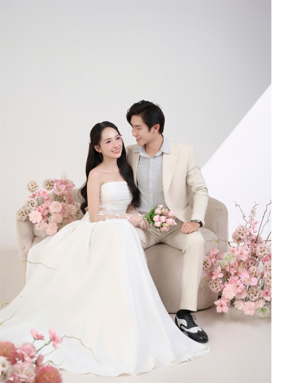 Cô dâu chú rể chụp tại phim trường Trang Kami — concept tông hồng