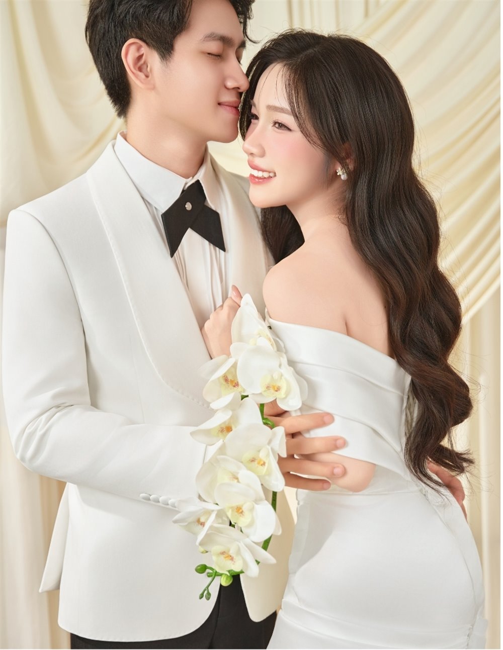 Cô dâu chú rể trong trang phục vest trắng