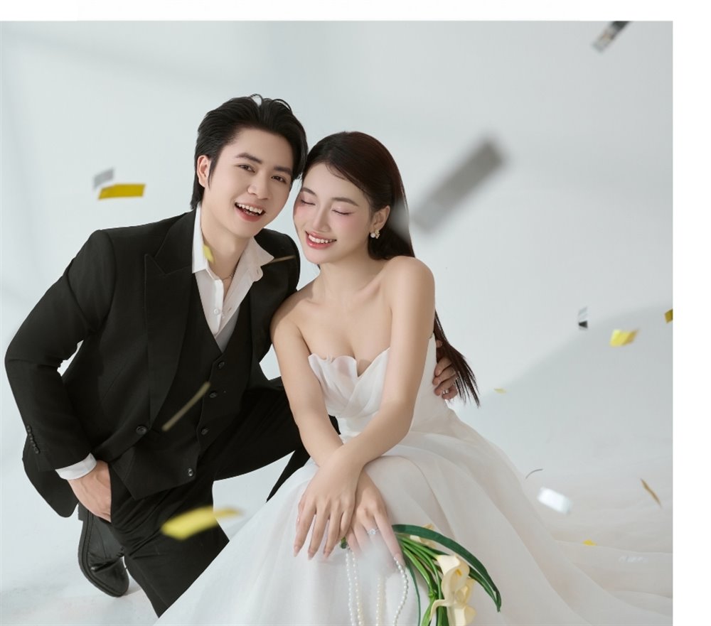 Khoảnh khắc vui vẻ của cặp đôi trong buổi chụp