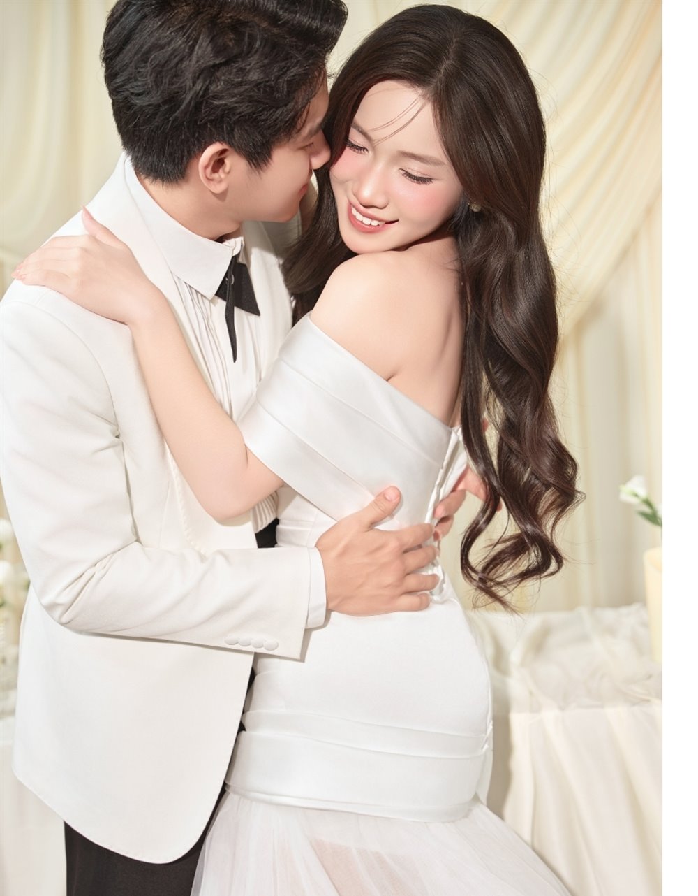 Cặp đôi chụp ảnh cưới tông sáng tại phim trường