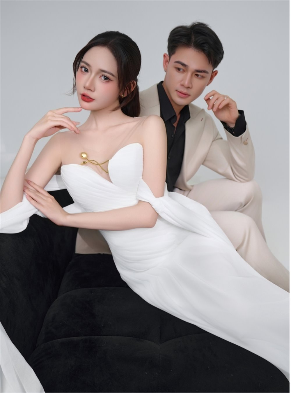 Cô dâu trong váy cưới tại phim trường Trang Kami